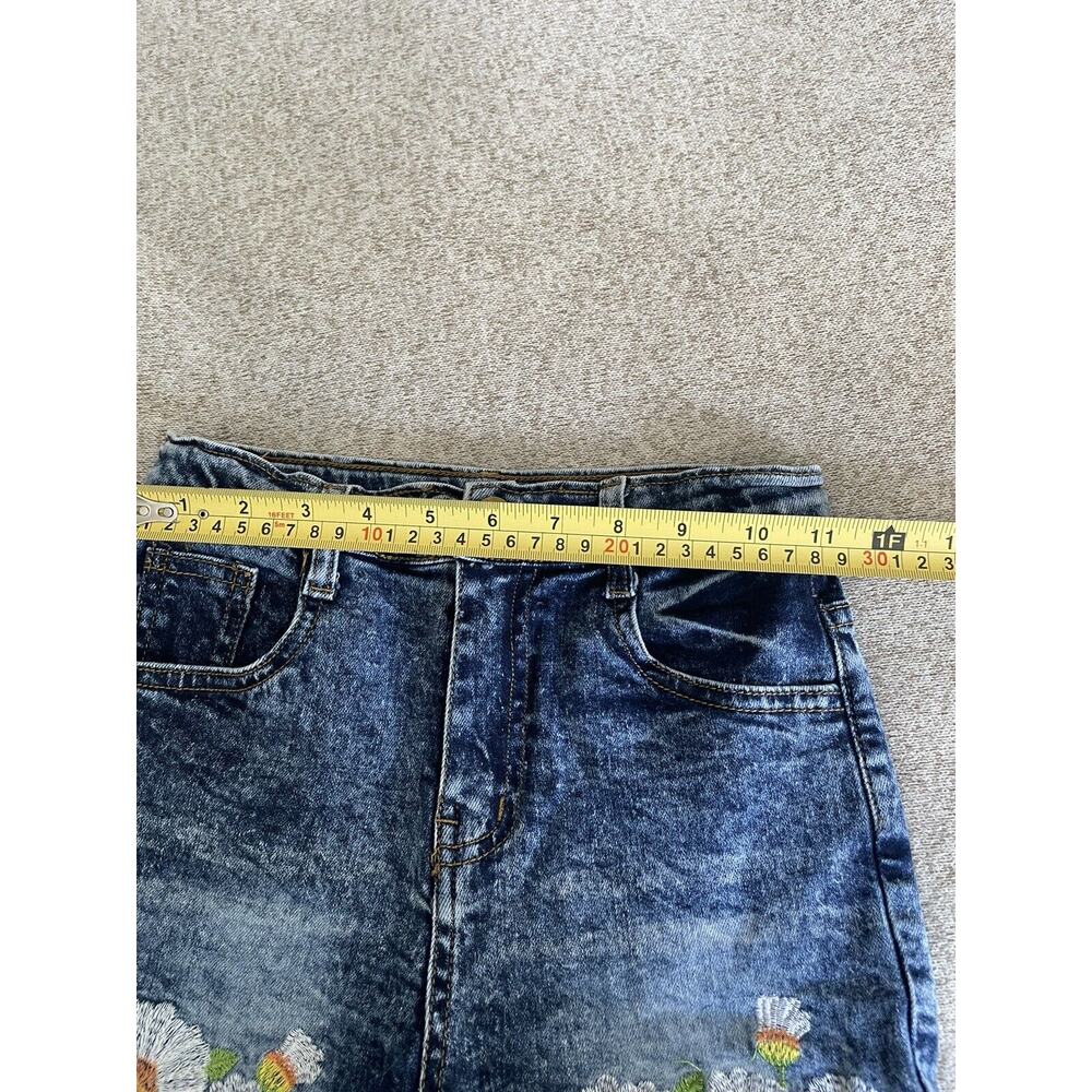 Girls Daisy Floral Embroidered Jean Shorts Size 6/7 Acid Wash - Picture 8 of 9
